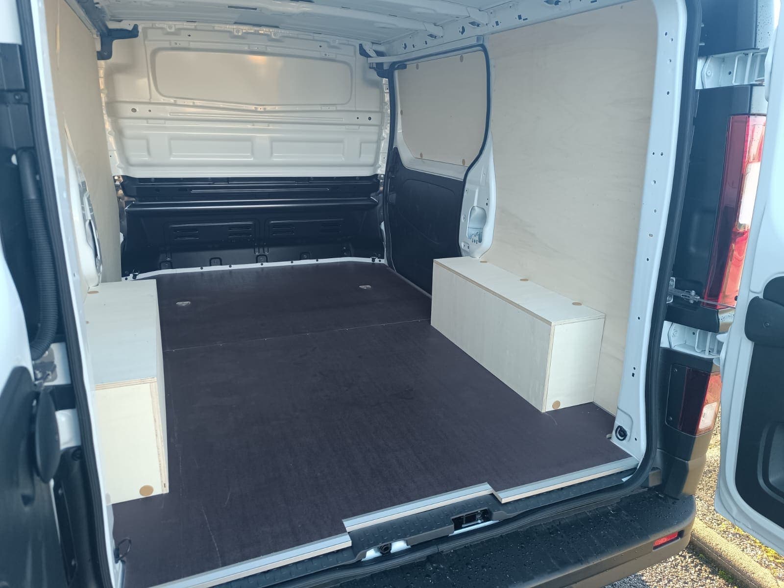 Habillage bois posé : parois, plancher et coffrages, dans l'atelier AMB