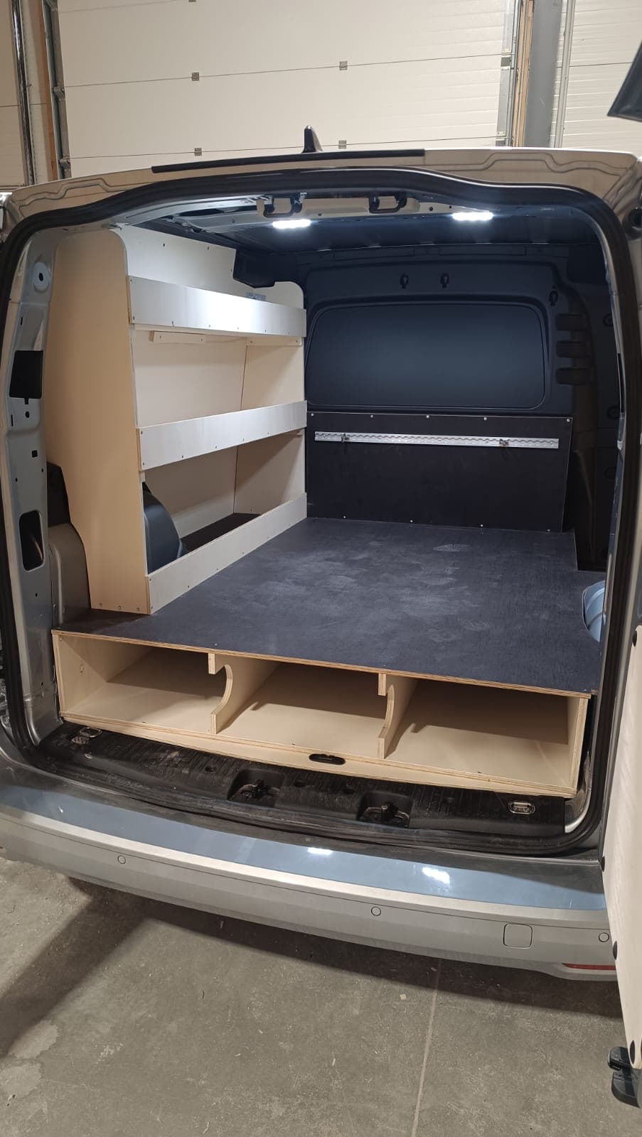 Plancher technique à niches et étagères à chants alu dans un compact