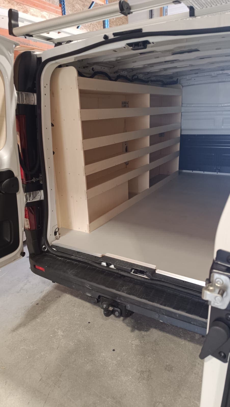 Rayonnage bouleau vide, prêt à recevoir bacs et outillage
