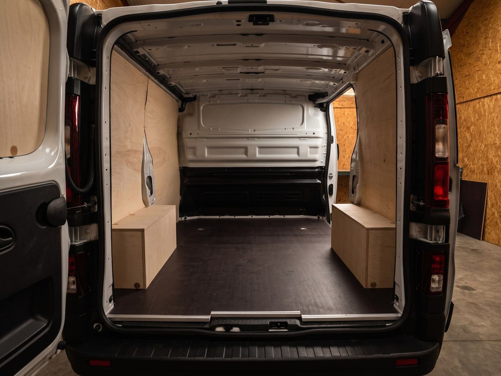 Habillage bois complet : parois, plancher et coffrages de passages de roue
