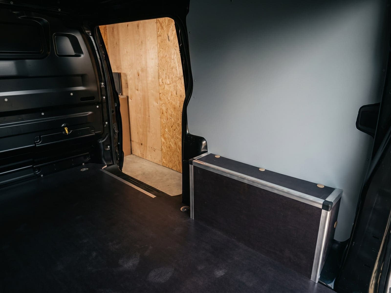 Fourgon protégé : plancher bois, parois habillées et malle de chargement