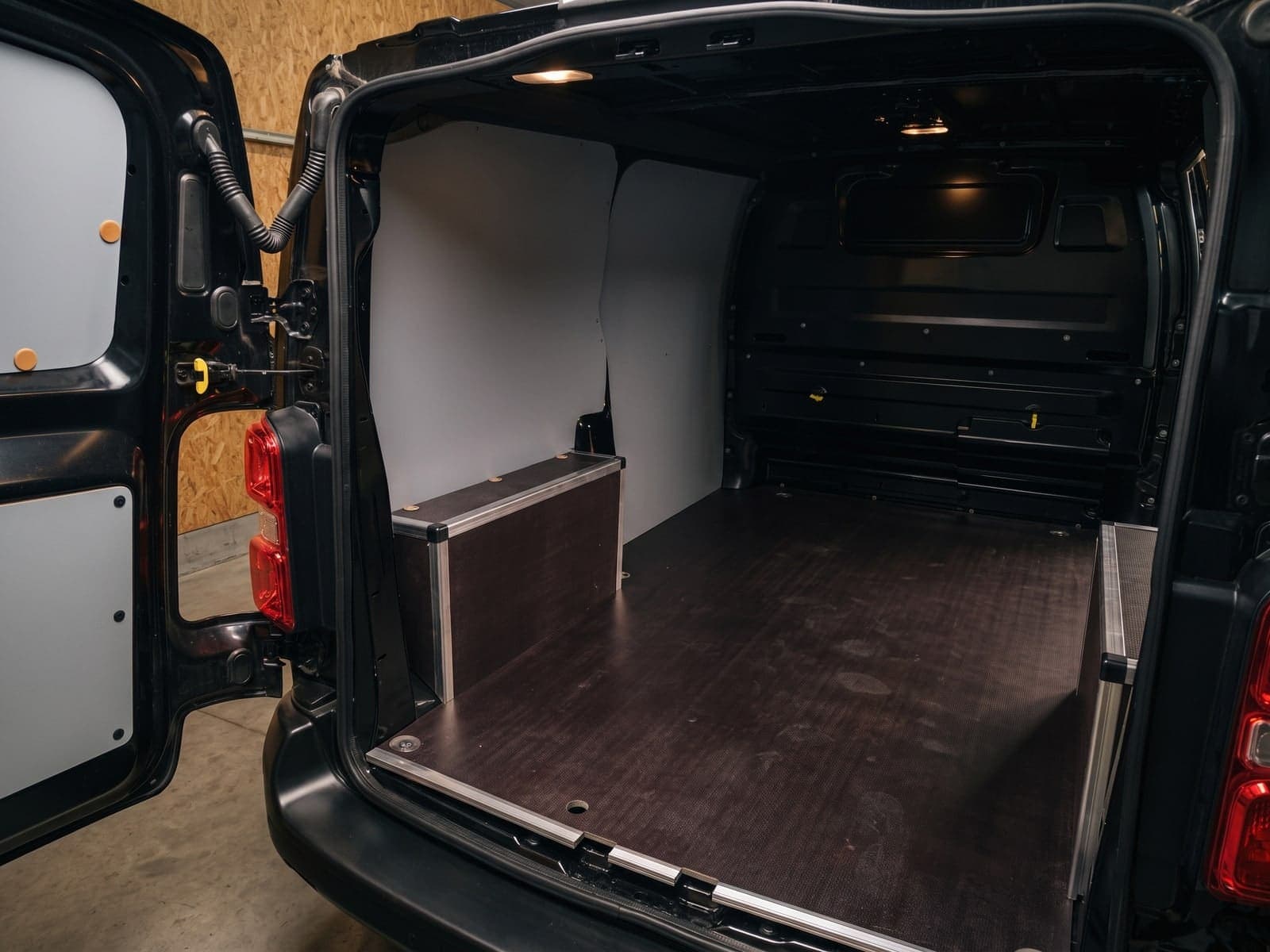 Fourgon neuf protégé : plancher bois, portes doublées et coffres à chants alu
