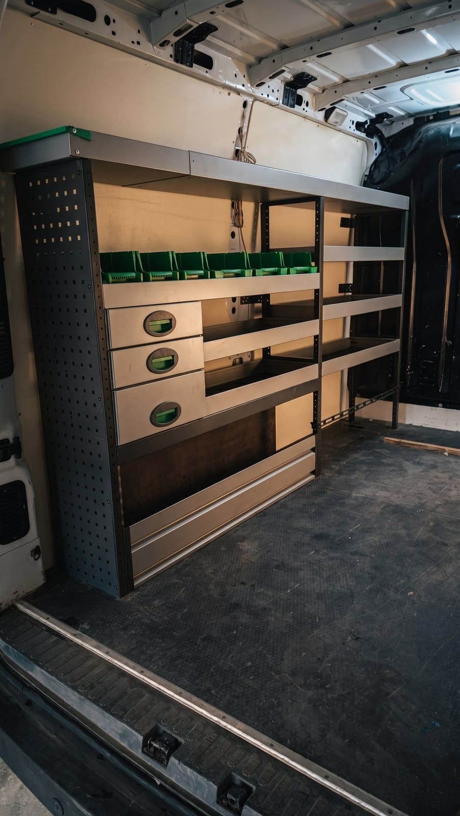 Installation métal de flotte : bloc tiroirs, plan de travail et étagères