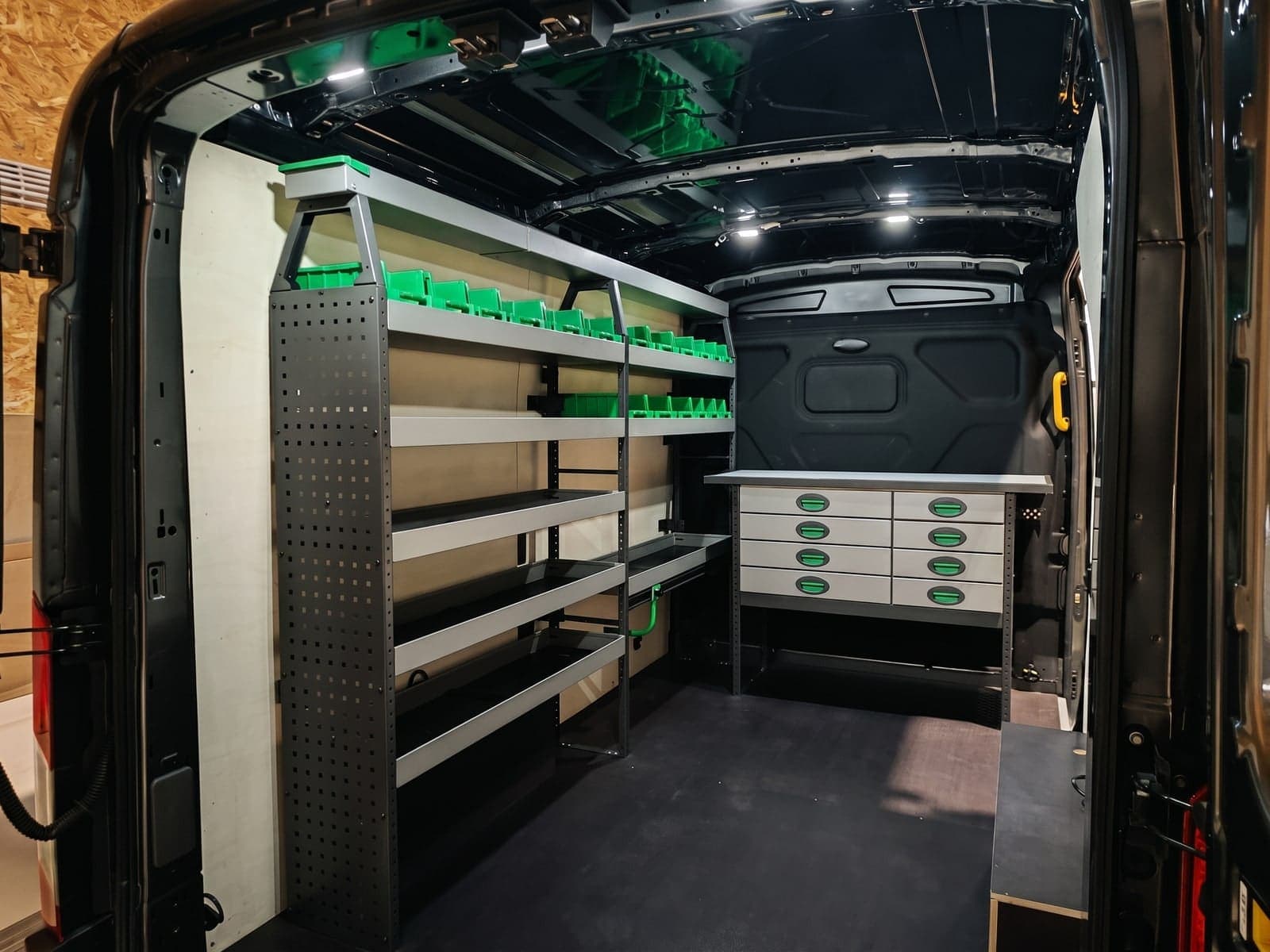 Grande installation métal : étagères, bacs de tri et bloc de huit tiroirs